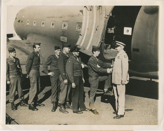 U.S. GEN. CLARENCE KANE SHAKES HANDS W/SOLDIERS. WWII (8X10 REPRINT)