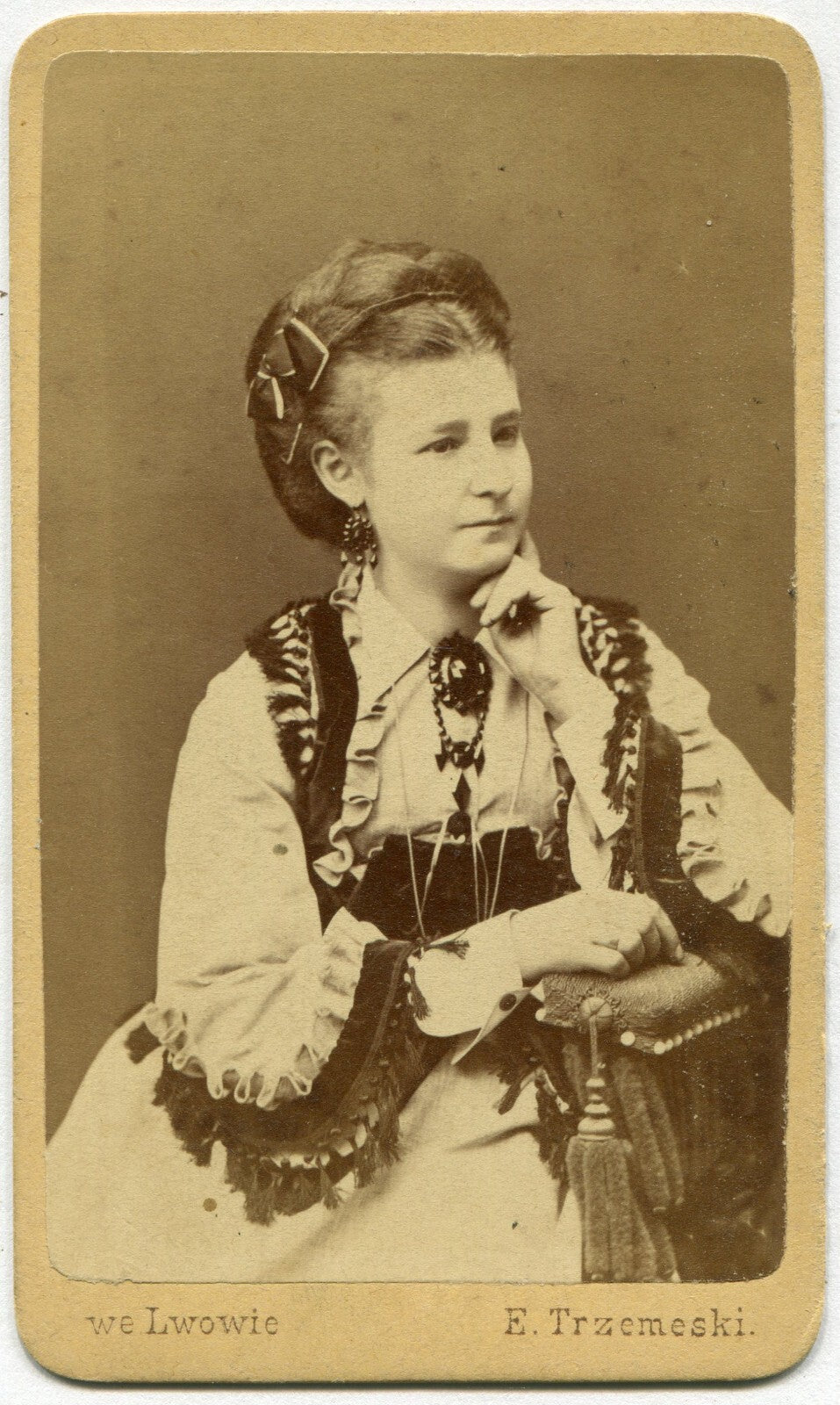 WOMAN, THOUGHTFUL POSE, BIG HAIR, ORNATE DRESS. CDV. EUROPE.