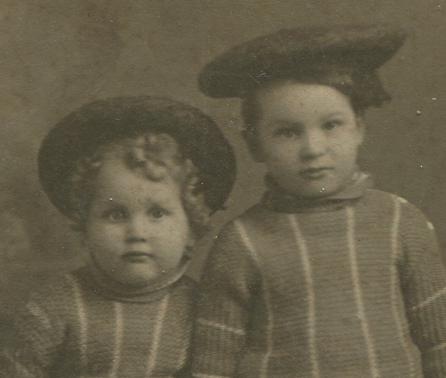YOUNG CHILDREN IN MATCHING SWEATERS AND BERETS. TOO CUTE. 6X4 TONED B&W PHOTO