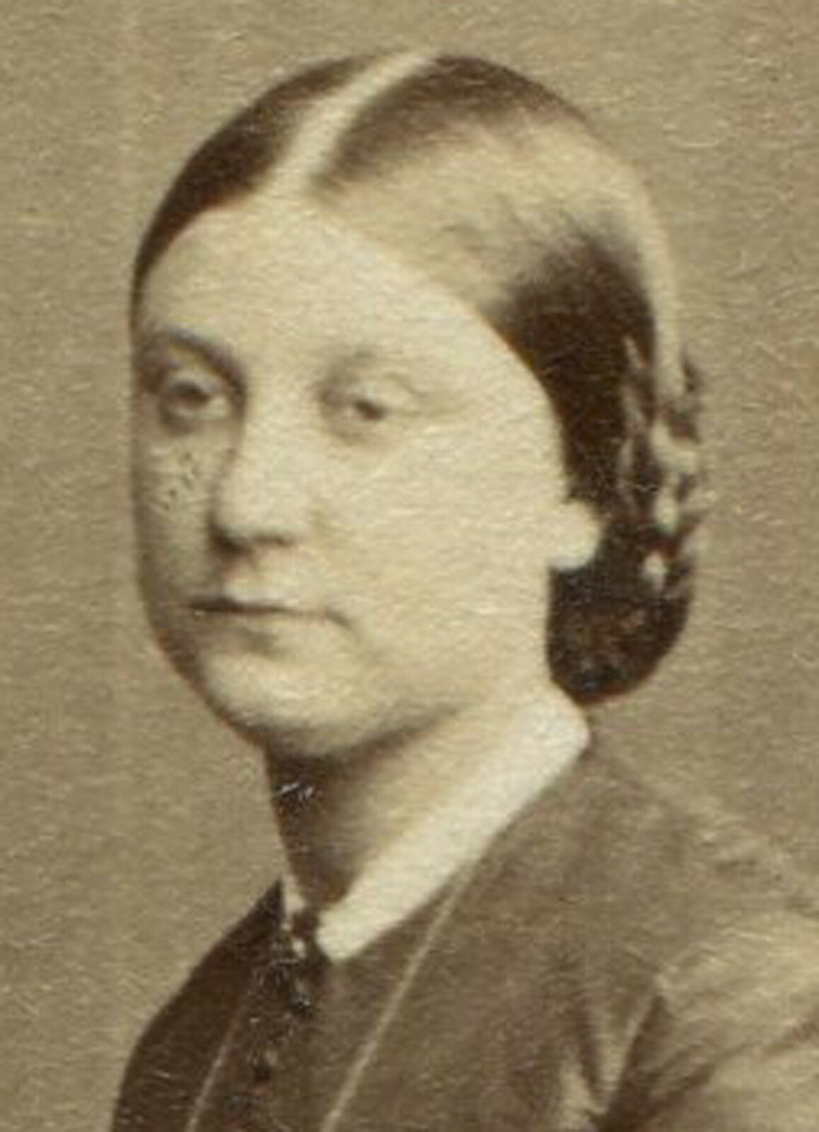 WOMAN SEATED W/HANDS ON TABLE, MIDDLE GAZE. CDV. LONDON, ENGLAND.