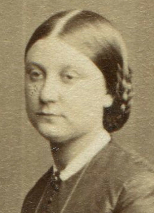 WOMAN SEATED W/HANDS ON TABLE, MIDDLE GAZE. CDV. LONDON, ENGLAND.