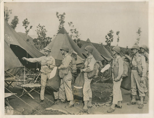 U.S. SOLDIERS AT REPLACEMENT DEPOT, SOUTH PACIFIC. WWII. (8X10 REPRINT)