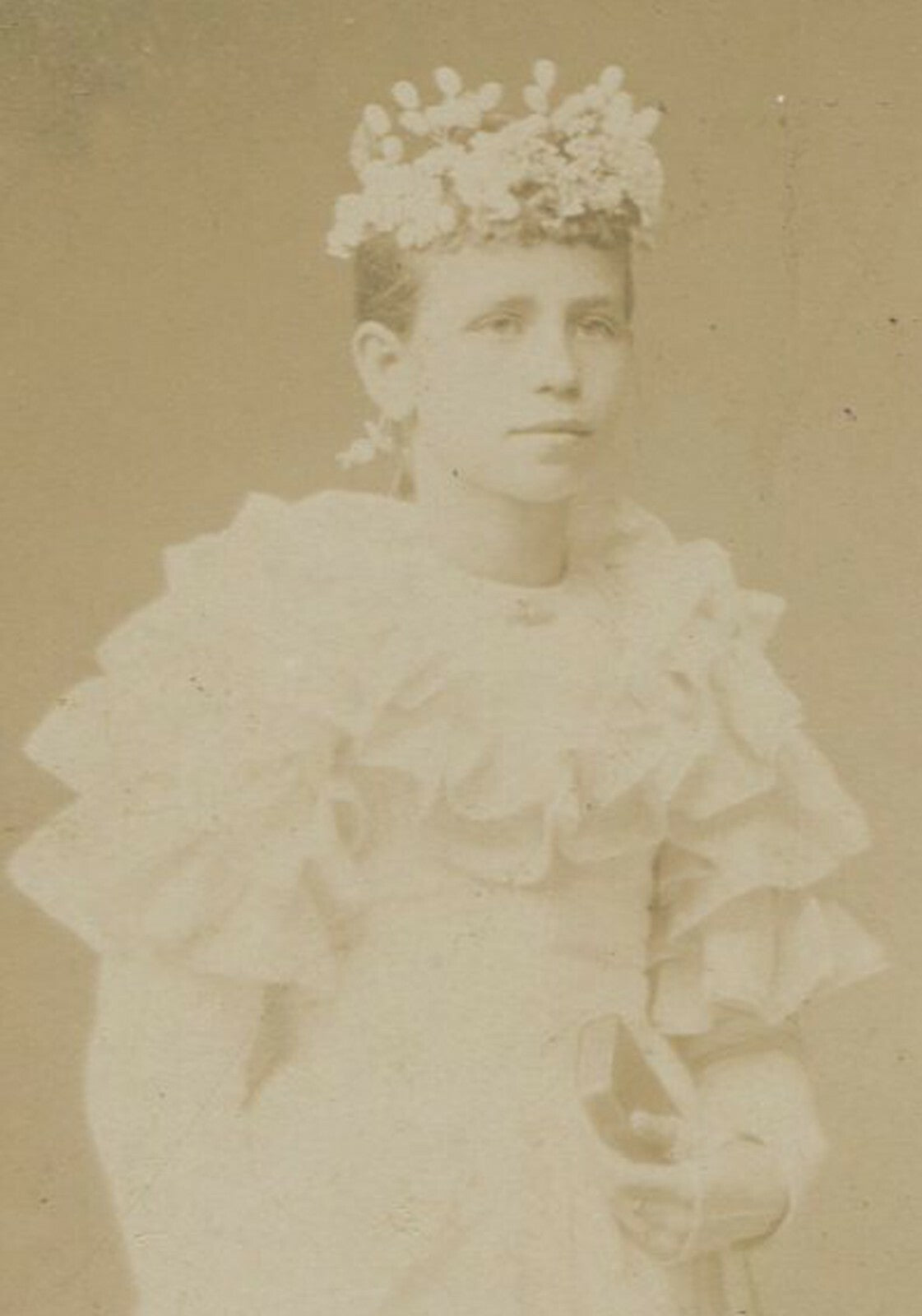YOUNG WOMAN IN WHITE, HOLDING PRAYER BOOK AND ROSARY. CABINET CARD.ST. LOUIS, MO