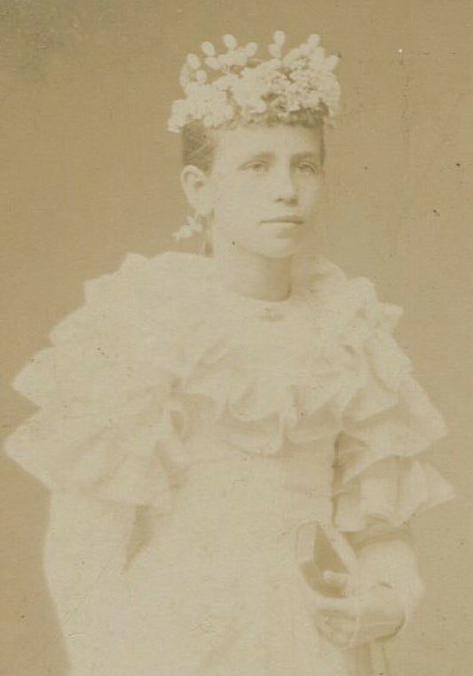 YOUNG WOMAN IN WHITE, HOLDING PRAYER BOOK AND ROSARY. CABINET CARD.ST. LOUIS, MO