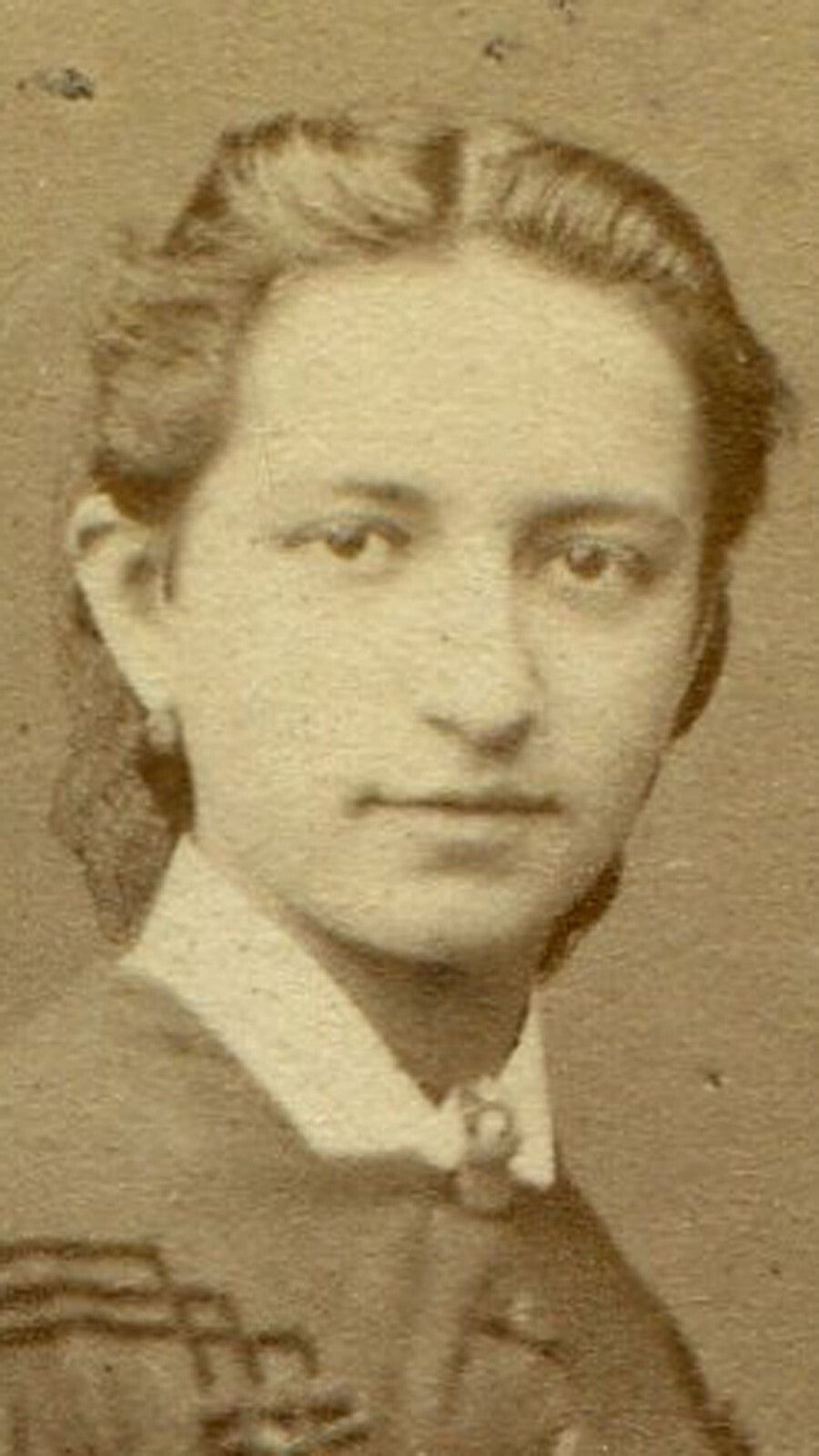 BEAUTIFUL WOMAN, STANDING POSE, LOOKING IN CAMERA. CDV. WIEN, AUSTRIA.