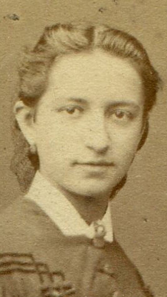 BEAUTIFUL WOMAN, STANDING POSE, LOOKING IN CAMERA. CDV. WIEN, AUSTRIA.