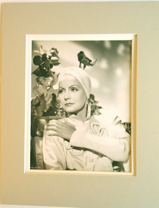 ACTRESS, DRAMATIC POSE. 8X10 B&W IN 11X14 ARCHIVAL MAT.