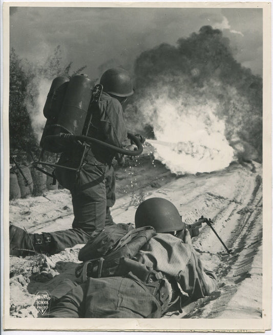 U.S. SOLDIERS W/FLAMETHROWER, WWII. 8X10 B&W PHOTO, VINTAGE.