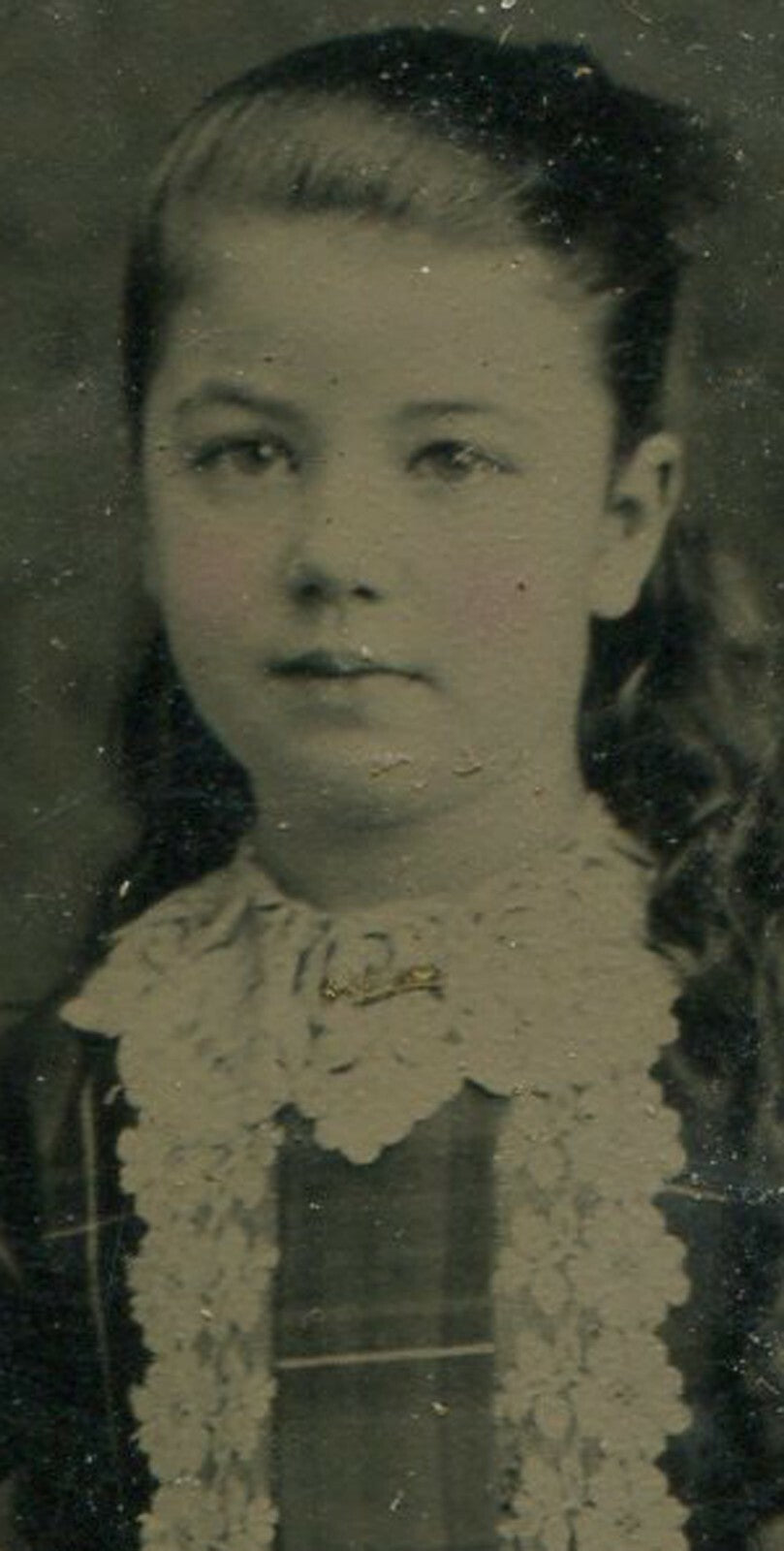 GIRL IN PRETTY DRESS. PAINTED BACKGROUND. TINTED TINTYPE.