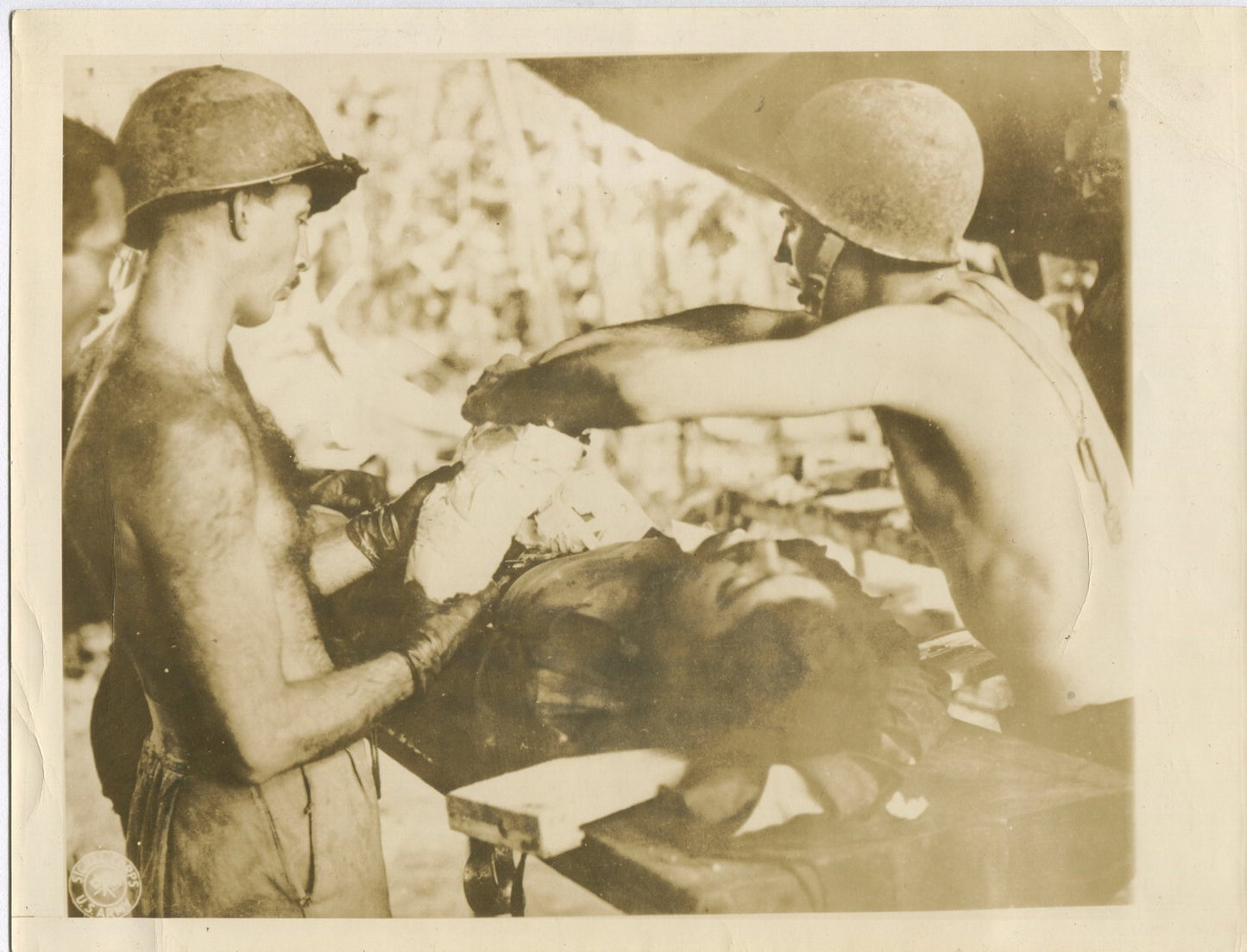 U.S. MEDICS IN NEW GUINEA TEND TO WOUNDED SOLDIER. WWII. (8X10 REPRINT)