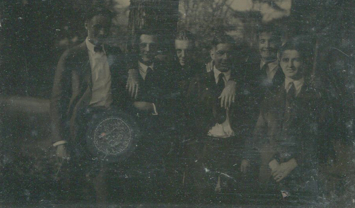 GROUP PHOTO, MEN IN SUITS. OUTDOOR SETTING. 1910s. TINTYPE