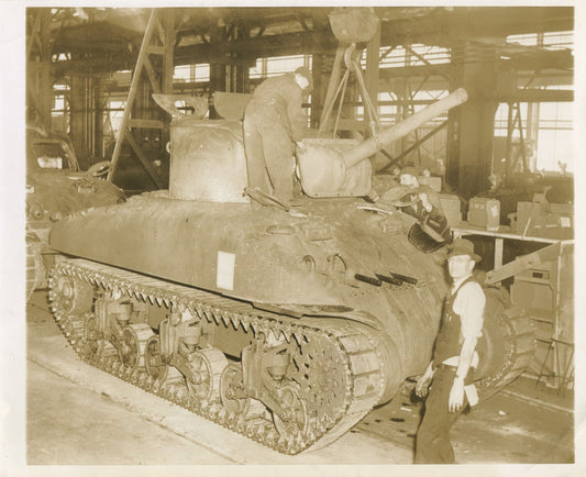 U.S. TANK PRODUCTION NEAR CLEVELAND, OHIO. WWII. (8X10 REPRINT)