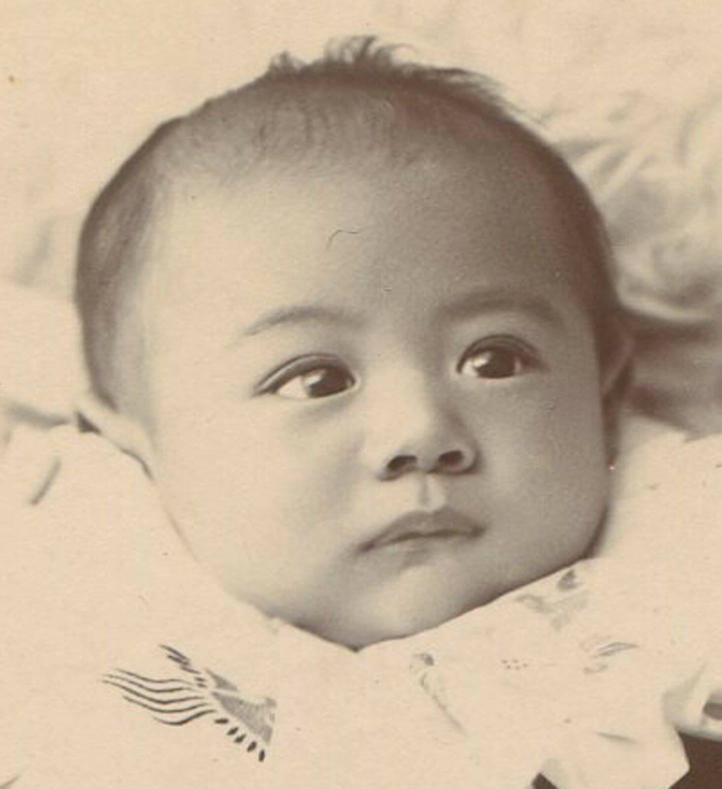 JAPANESE TODDLER IN TRADITIONAL ROBE. CABINET CARD 1895. JAPAN MAKER MARK.