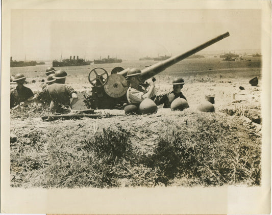 BRITISH SOLDIERS MAN CAPTURED GUNS. ITALY. WWII. (8X10 REPRINT)