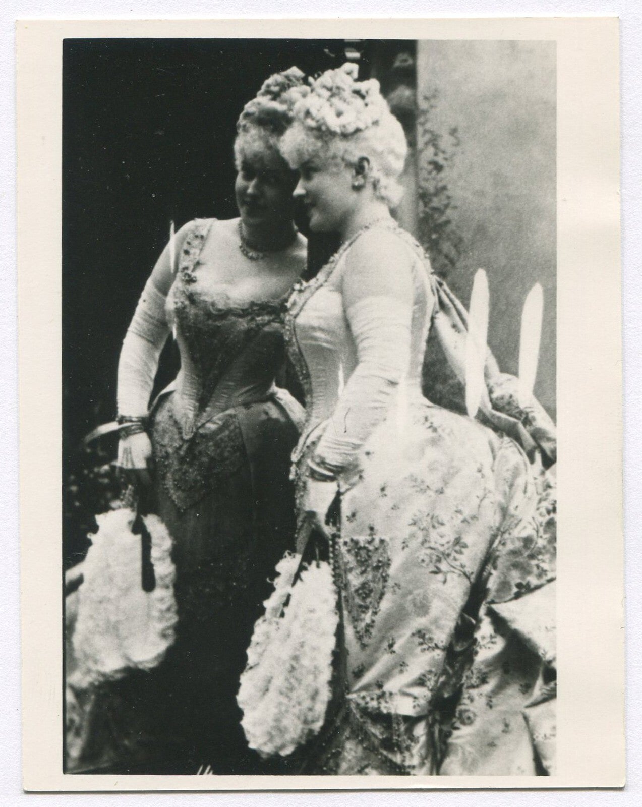 ACTRESS IN COSTUME LEANS NEXT TO MIRROR/REFLECTION. 4.5X3.5 B&W. 1940s.