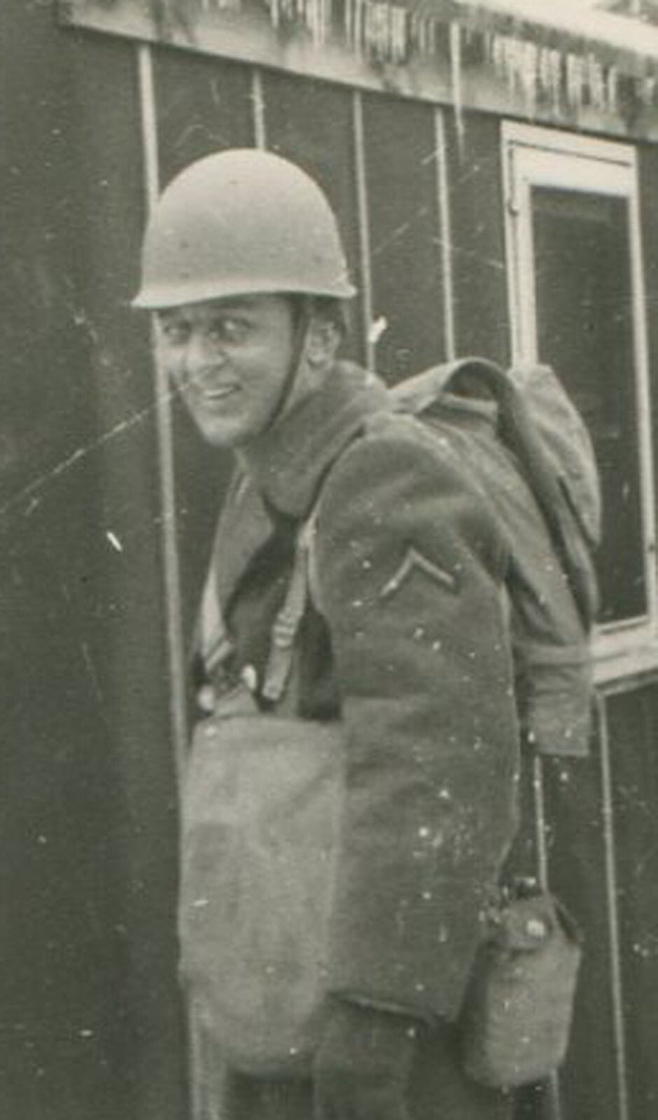 WWII ERA. U.S. SOLDIER IN THE SNOW. B&W 5X3.5.