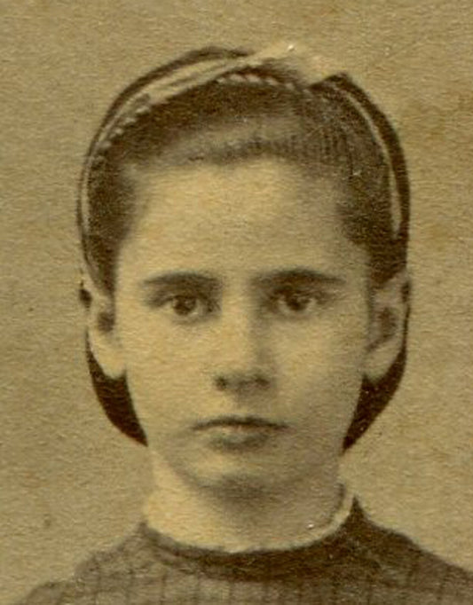 PRETTY, DARK HAIRED GIRL, STANDING POSE. CDV.