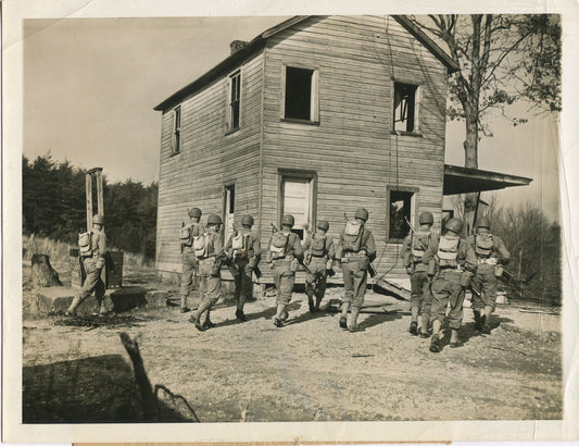 U.S. TROOPS TRAINING IN BELVOIR, VA. WWII. (8X10 REPRINT)