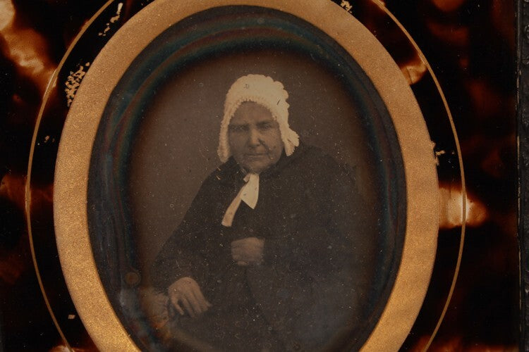 EARLY DAGUERREOTYPE PORTRAIT OF ELDERLY WOMAN IN GUTTA PERCHA FRAME - PARIS