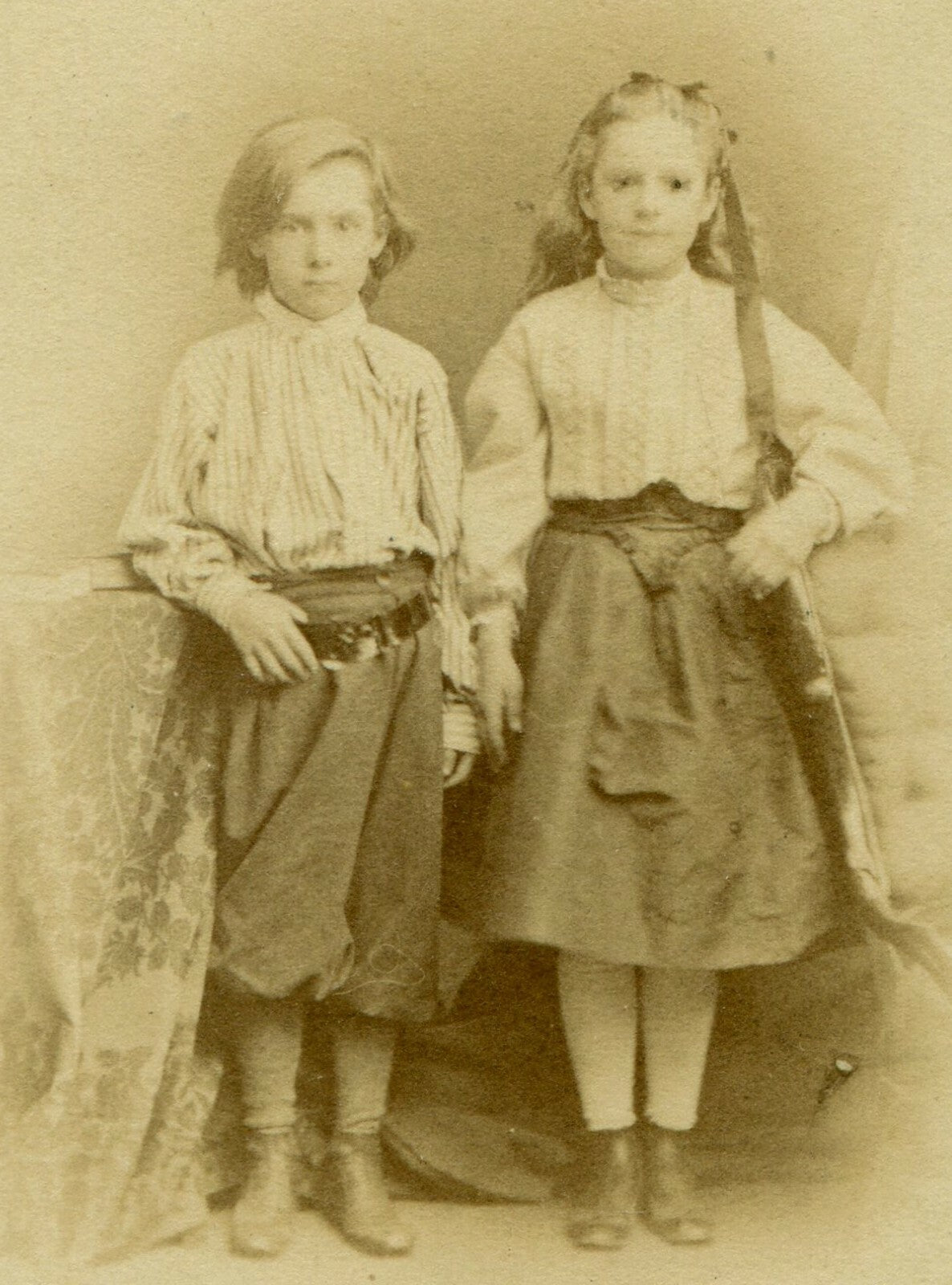 YOUNG SIBILINGS IN CASUAL CLOTHES. CDV. JERSEY, U.K.