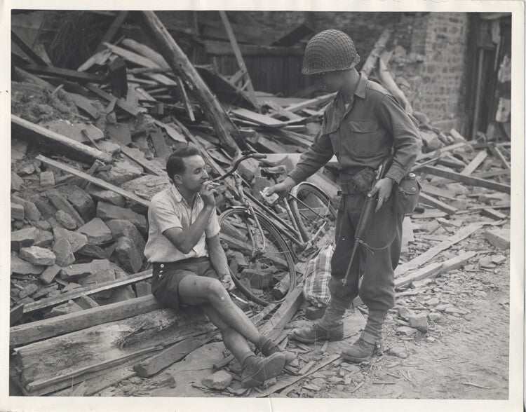 8X10 PHOTO OF AMERICAN SOLIDER GIVING FRENCH MAN A CIGARETTE - REPRINT