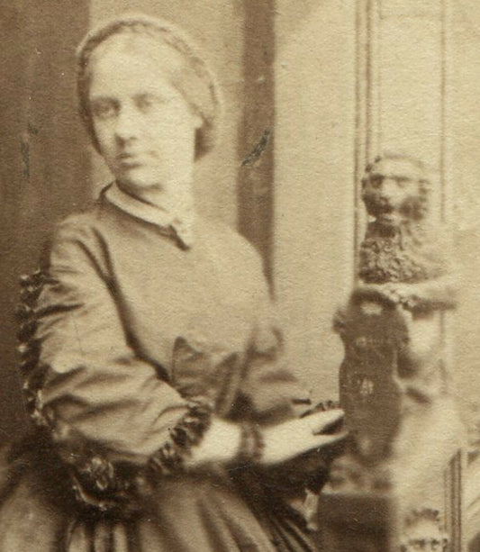 MARCIA HARCOURT. WOMAN POSED W/PAINTED BACKGROUND. CDV. BAYSWATCH, ENGLAND.