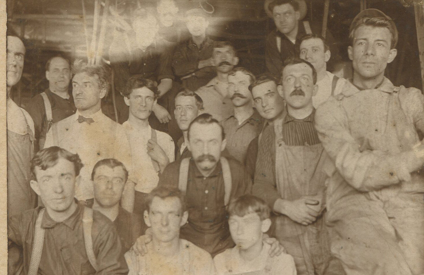 OCCUPATIONAL, WORKERS POSED TOGETHER. CABINET CARD.