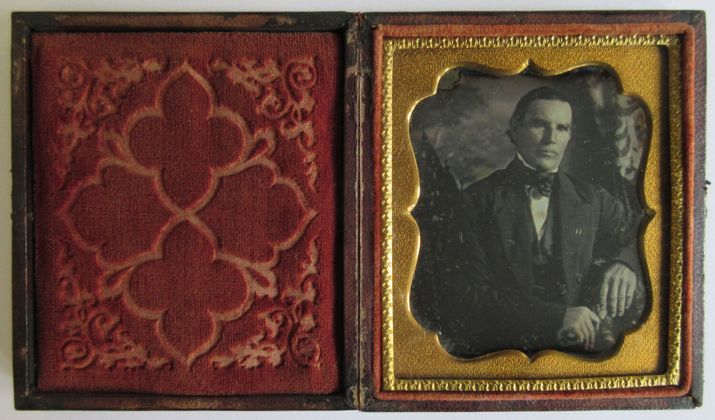MAN, PIERCING EYES, PAINTED BACKGROUND. 6TH PLATE DAGUERREOTYPE, FULL CASE.