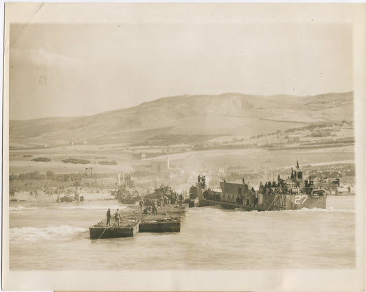 U.S. LANDING CRAFT APPROACH BEACH. ITALY. WWII. (8X10 REPRINT)