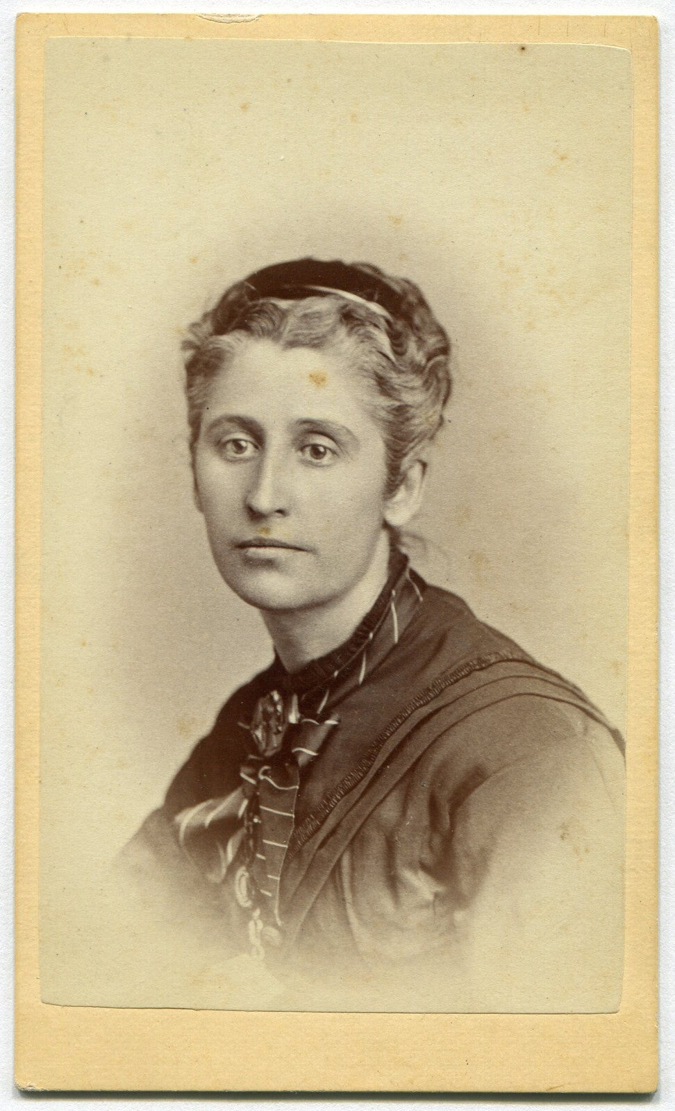VERY MODERN LOOKING WOMAN. CDV. ELMIRA, PA.