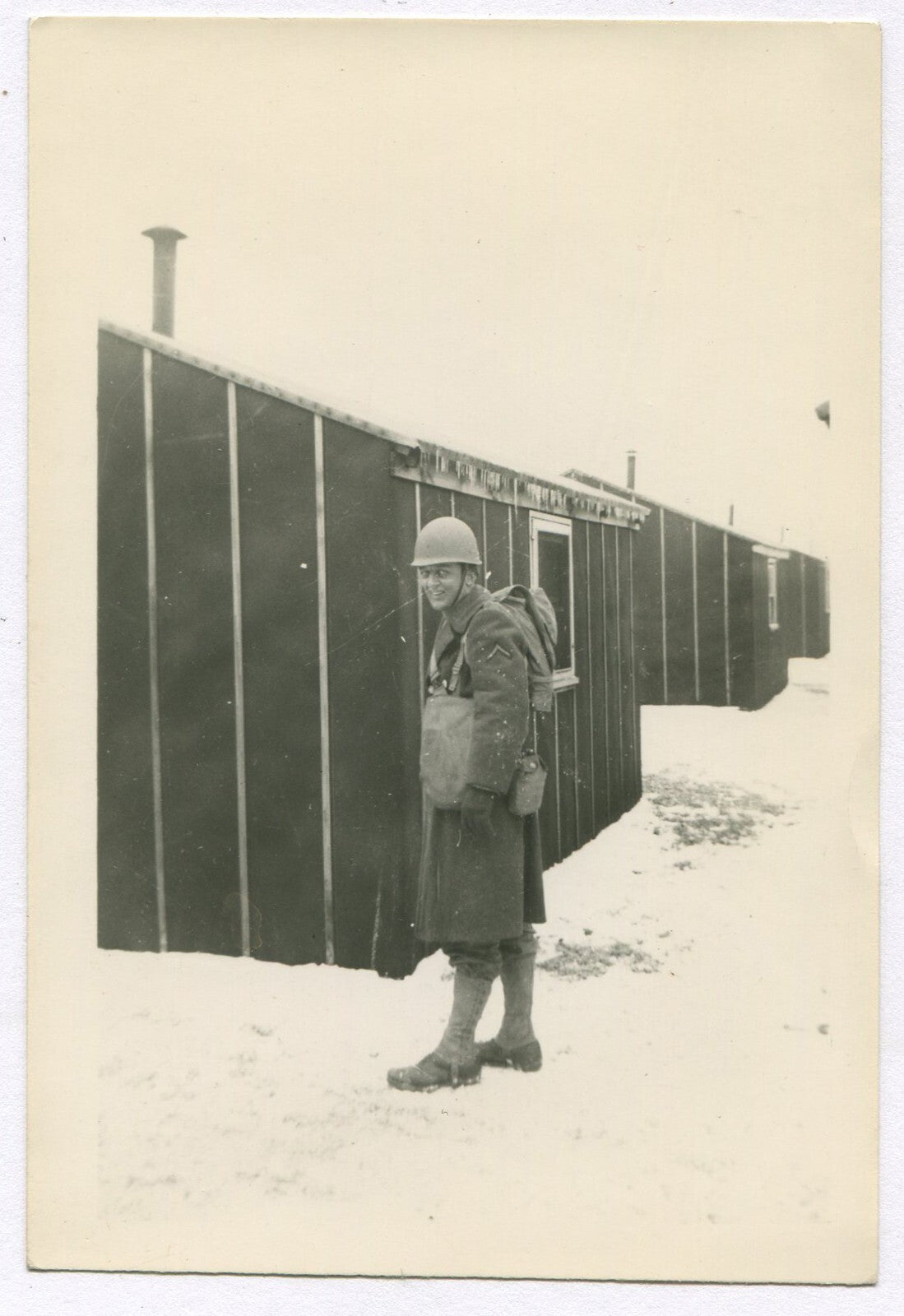 WWII ERA. U.S. SOLDIER IN THE SNOW. B&W 5X3.5.
