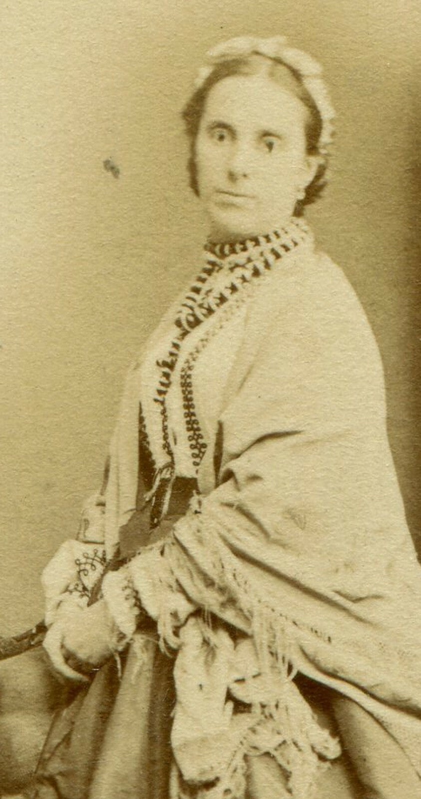 WOMAN POSED IN CHUNKY BEADED NECKLACE/SHAW. CDV. LONDON, ENGLAND.