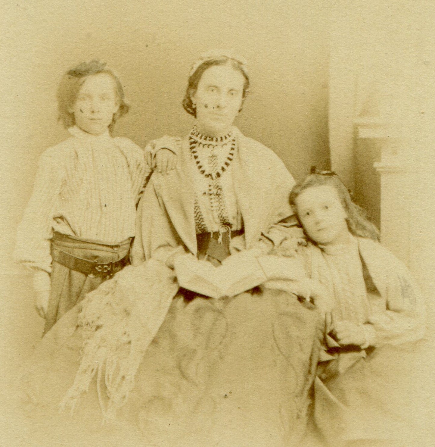 WOMAN IN CHUNKY NECKLACE, POSED W/CHILDREN. CDV. LONDON, ENGLAND.