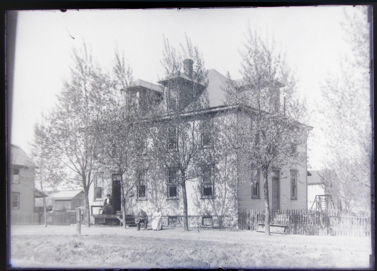 ARCHITECTURAL, LARGE FOUR SQUARE WOOD SIDED HOUSE. 5X7 GLASS NEGATIVE.