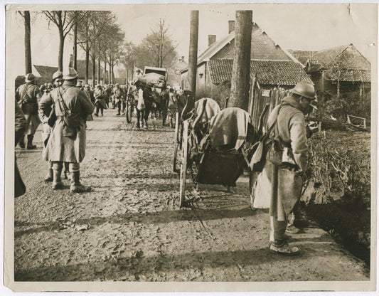 WWI ALLIED MILITARY ON THE ROAD. 6.5X8.5 B&W VINTAGE PHOTO.
