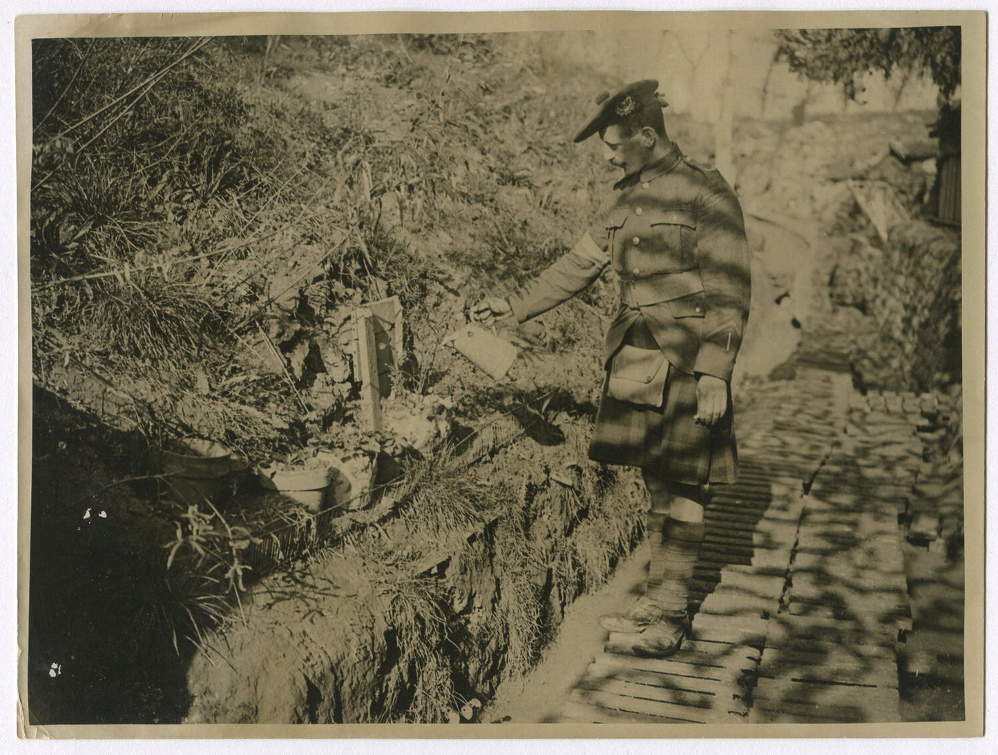 BRITISH(SCOTLAND) HIGHLANDER WATERING FLOWER OUTSIDE HIS DUGOUT.  (8x10 REPRINT)