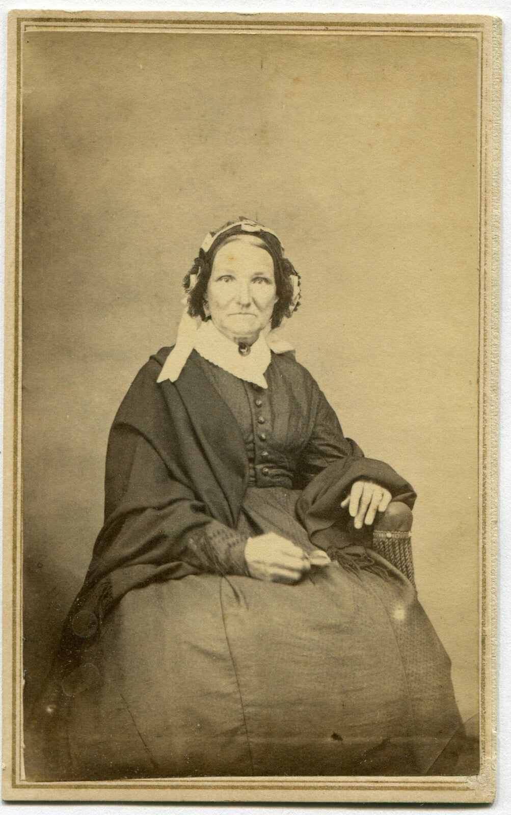 OLD WOMAN, BONNETT, SEATED POSE. CDV.