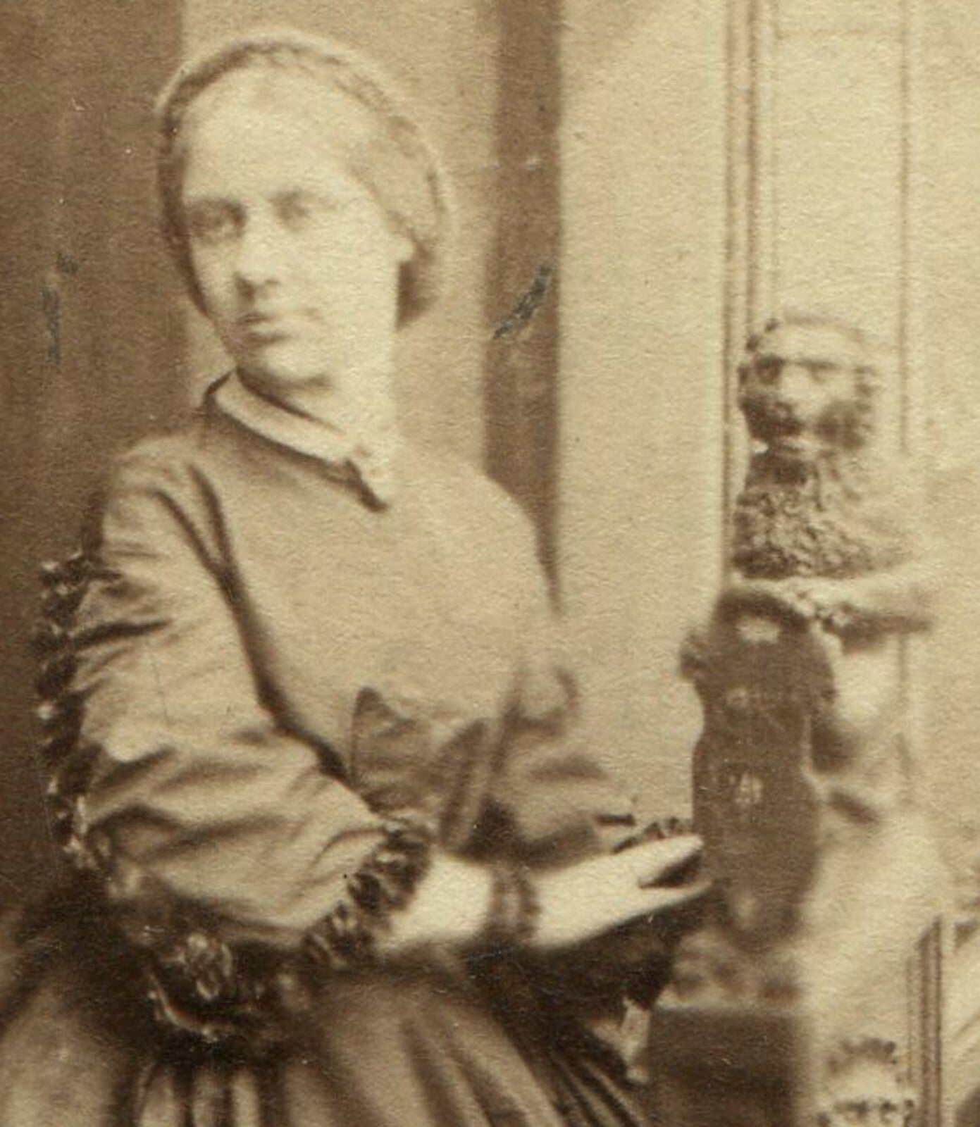 MARCIA HARCOURT. WOMAN POSED W/PAINTED BACKGROUND. CDV. BAYSWATCH, ENGLAND.