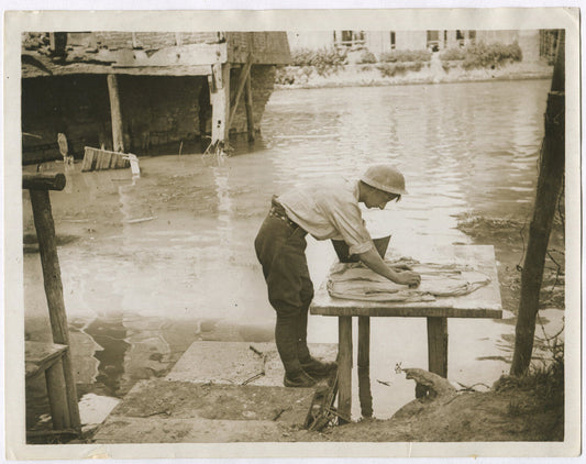 BRITISH SOLDIER DOING WASH, SCARPE RIVER. WWI.  (8X10 REPRINT)