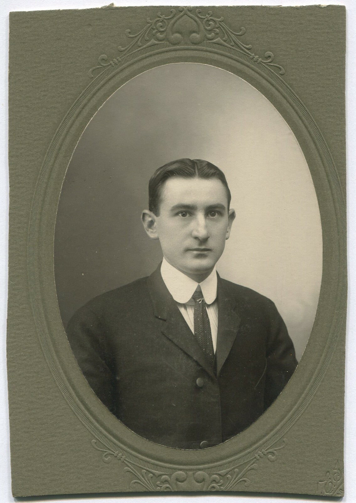 WIMPY MAN, STIFF COLLAR. VINTAGE PHOTO.B&W. 1920s. 6X4, TRIMMED CARD.