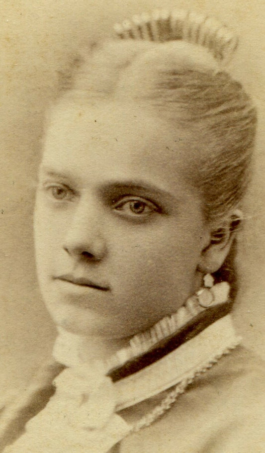 WOMAN W/ A BIG EYE. CDV. CEDAR FALLS, IOWA.