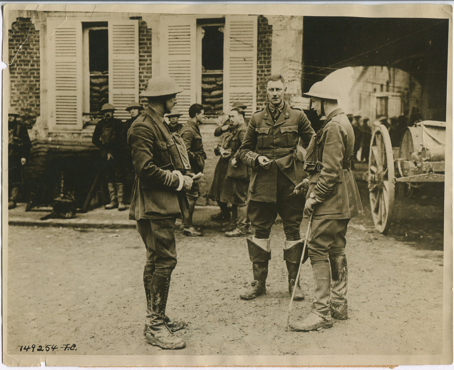 BRITISH OFFICERS, WWI, PLAN TEUTONS RAID. 8X10 B&W . VINTAGE.