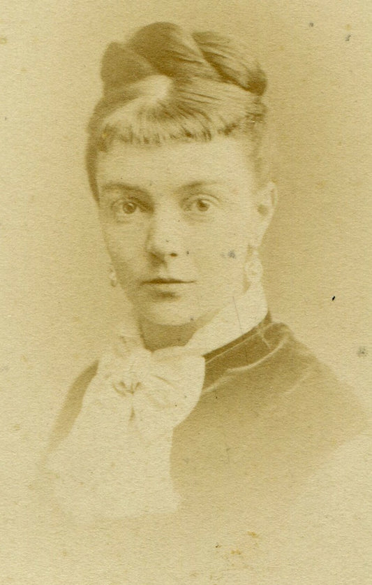 WOMAN, DIRECT STARE,SORRY BANGS. CDV. RICHMOND, ENGLAND. MAKER MARK ON CARD BACK