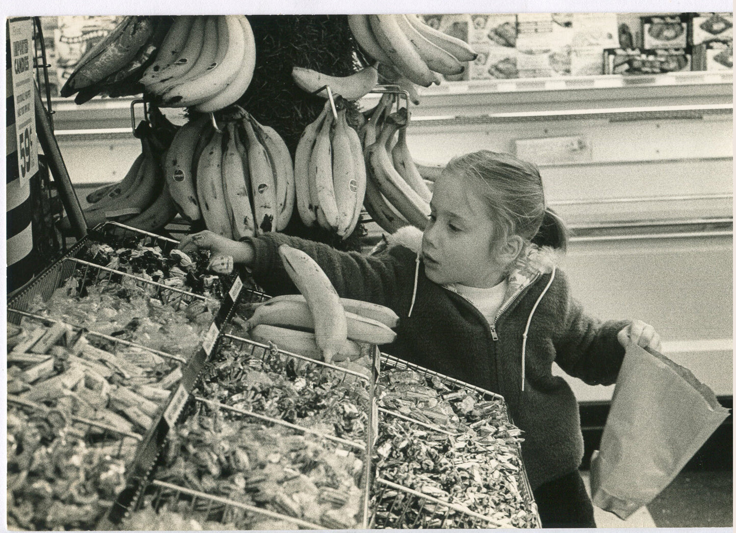 YOUNG GIRL FILLING PAPER BAG W/CANDY. N.Y. SUPERMARKET. 8X10 B&W 1960-70