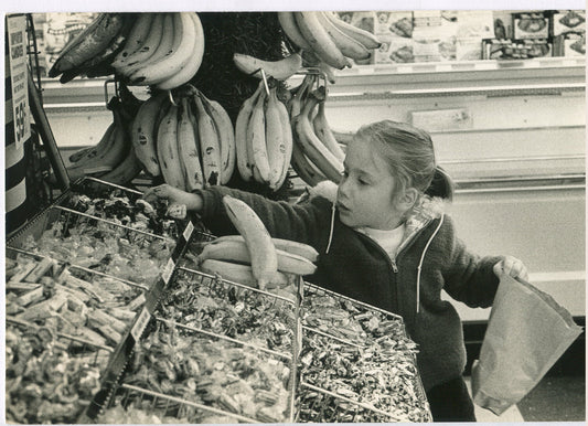YOUNG GIRL FILLING PAPER BAG W/CANDY. N.Y. SUPERMARKET. 8X10 B&W 1960-70