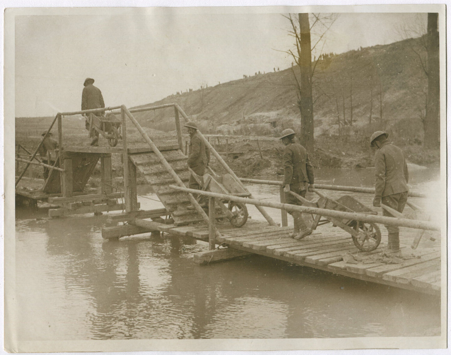 BRITISH TROOPS W/WHEELBARROWS. WWI. (8X10 REPRINT)