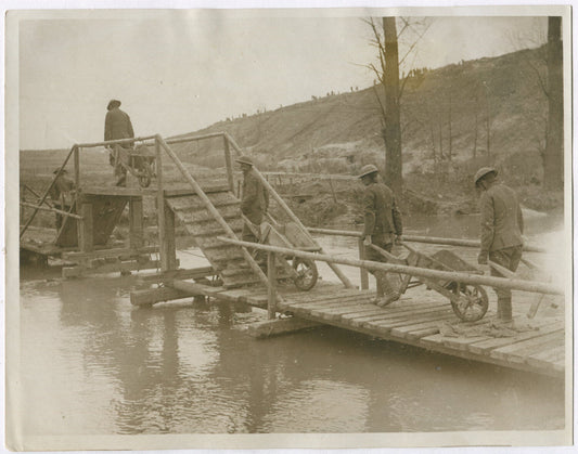 BRITISH TROOPS W/WHEELBARROWS. WWI. (8X10 REPRINT)