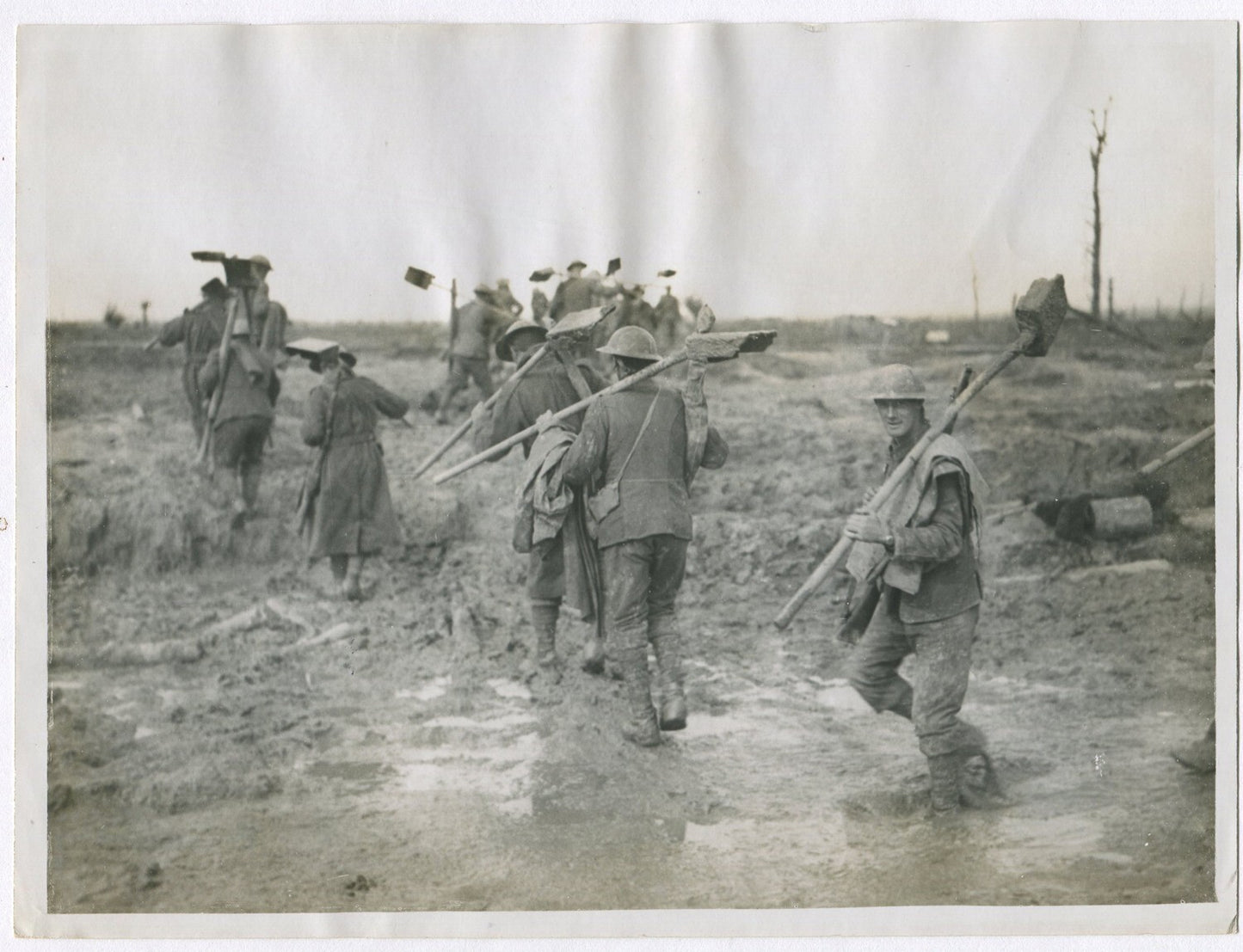 BRITISH TROOPS CLEARING MUD FROM NEWLY CAPTURED ROADS. WWI.  (8x10 REPRINT)