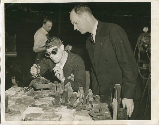 BUFFALO WELDER SHOWS TEST PILOT DELICATE JOB. 1939. (8X10 REPRINT)