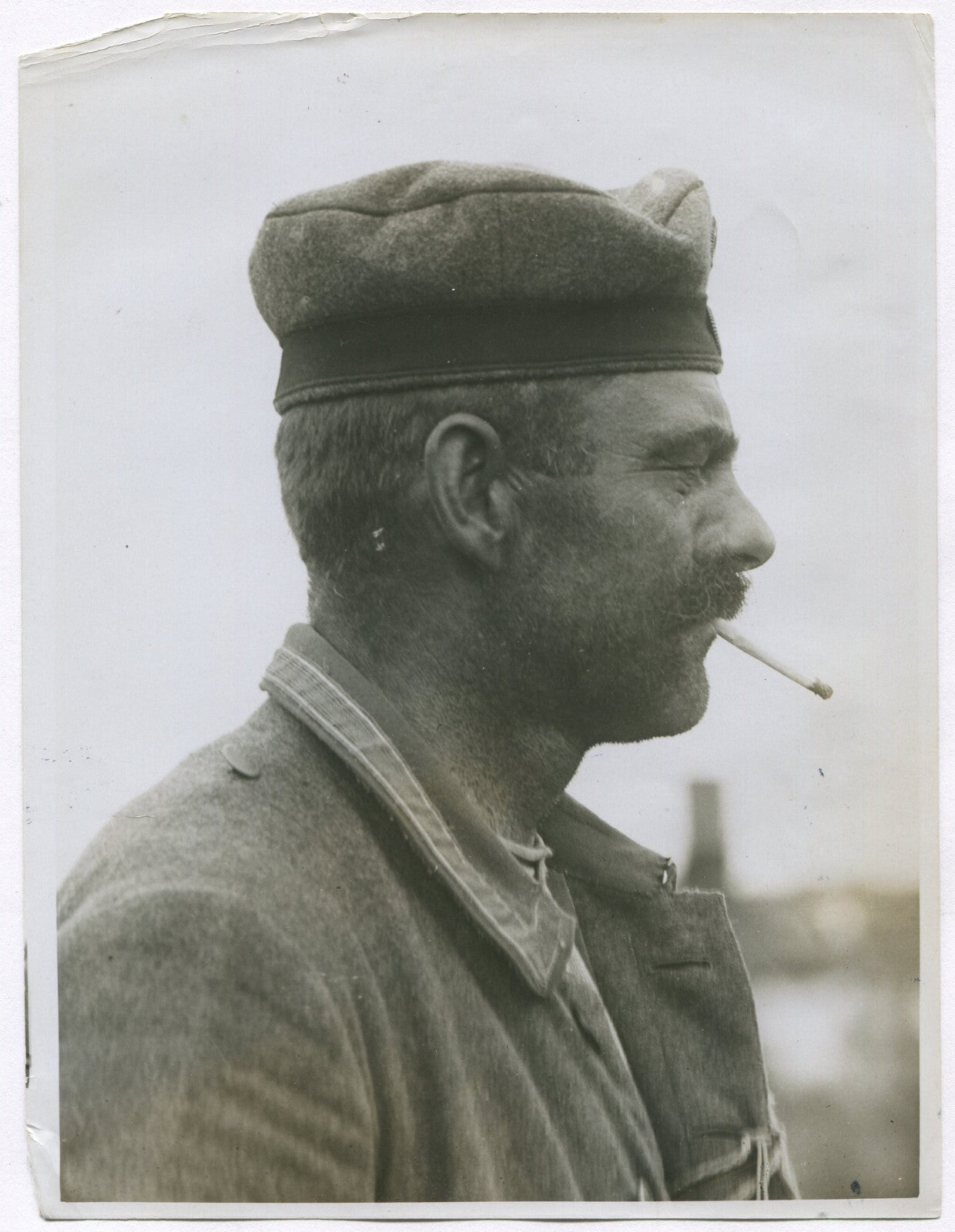 BRITISH HELD GERMAN PRISONER OF WAR, HAVING A SMOKE. WWI. (8X10 REPRINT)